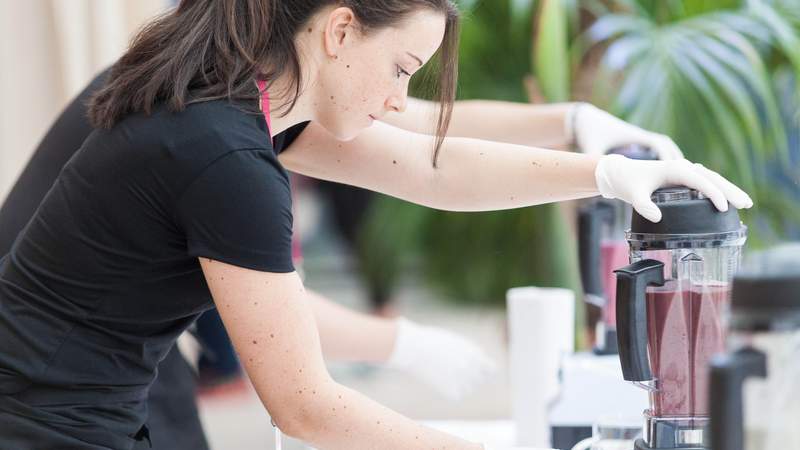 Herstellung der Smoothies für die Smoothiebar.