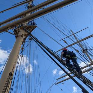 Kletterer in der Takelage Hoch hinaus auf der Passat