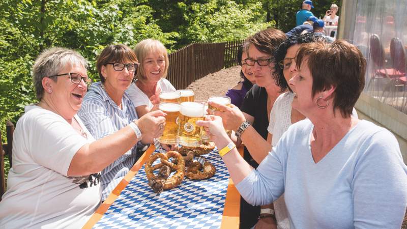 Geselliger Teamausflug mit Hüttenabend