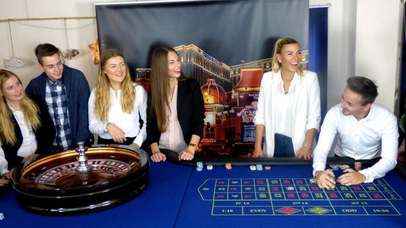 Mehre Personen bei der Casino Night