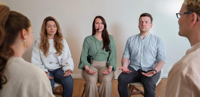 Professionell angeleitete Meditation im Stuhlkreis von der Facilitatorin Desiree Wendlandt