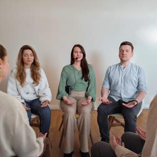 Professionell angeleitete Meditation im Stuhlkreis von der Facilitatorin Desiree Wendlandt