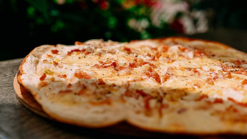 Flammkuchen mit Schinken und Zwiebeln