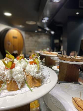 Essen steht angerichtet auf dem Tresen eines Restaurants