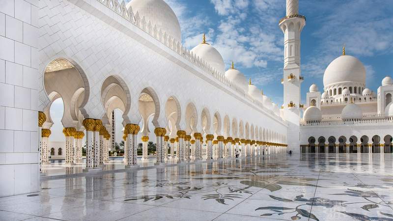 Weiße Säulen der Scheich-Zayid-Moschee in Abu Dhabi