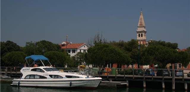Hausboot in der Lagune von Venedig Die Er-Fahrung der Langsamkeit