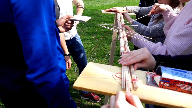 Ein paar Personen spielen Brückenbau Small