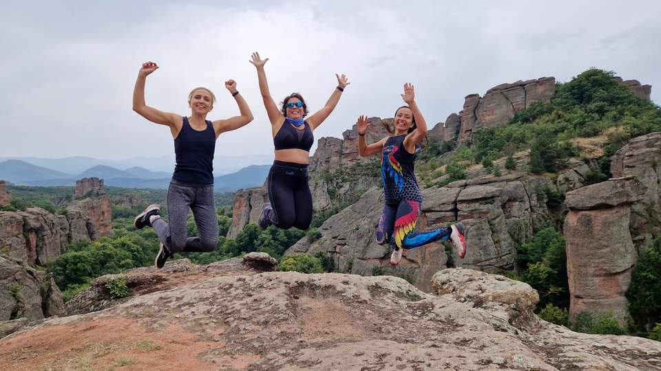 Fliegende Menschen auf einer Laufentour