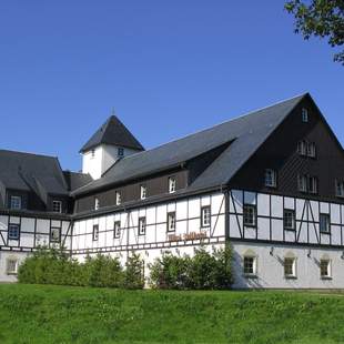 grüne Wiesen und Wälder im Sommer um das Landhotel