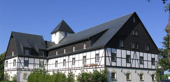 grüne Wiesen und Wälder im Sommer um das Landhotel