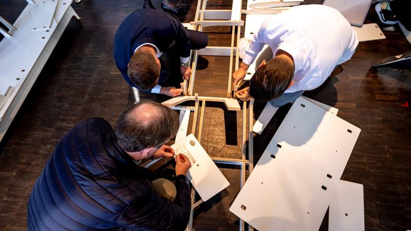 Sinnstiftende Bau-Aktion Kommunikationsbänke