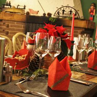 Festlich geschmückte Tafel in rustikalem Restaurant