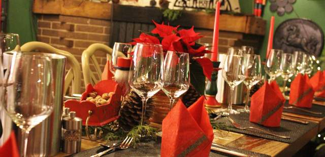 Festlich geschmückte Tafel in rustikalem Restaurant