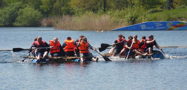 Floß Gruppe Spiel Teamevent Floßbau Abenteuer