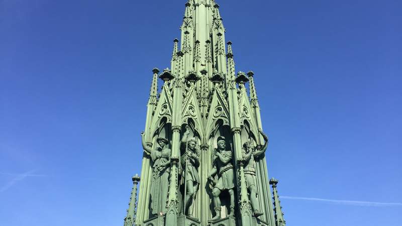 Kreuzberg mit seinem Schinkel-Denkmal Szenebezirke Kreuzberg & Friedrichshain