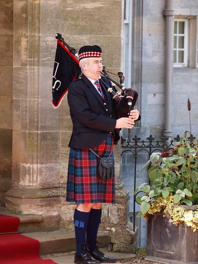 Empfang mit Dudelsackspieler Empfang mit Dudelsackspieler in Schottland