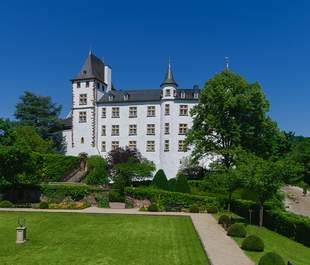Schloss Berg Außenansicht bei schönem Wetter