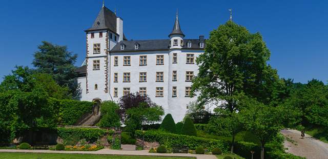 Schloss Berg Außenansicht bei schönem Wetter