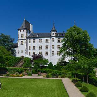 Schloss Schloss Berg Außenansicht bei schönem Wetter