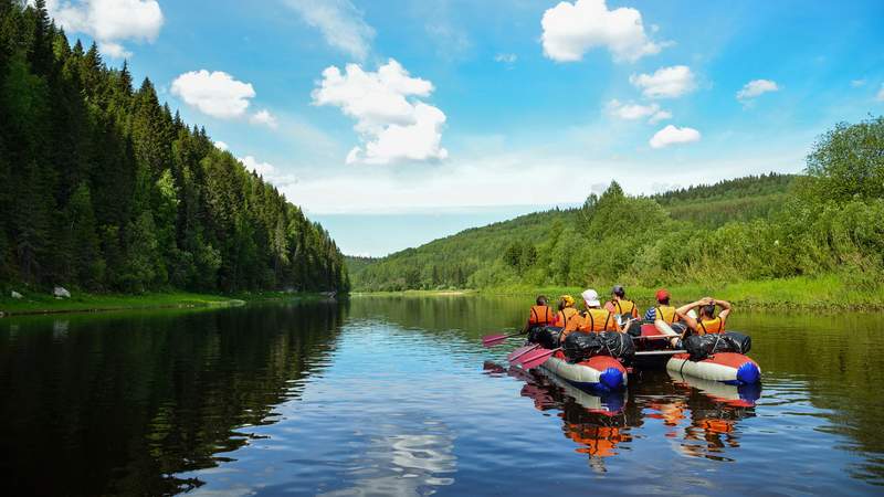 Menschen in einem Raft auf ruhigem Gewässe