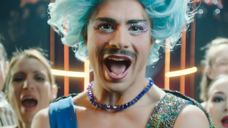 Das Bild zeigt den Cast wie Sie in die Kamera singen