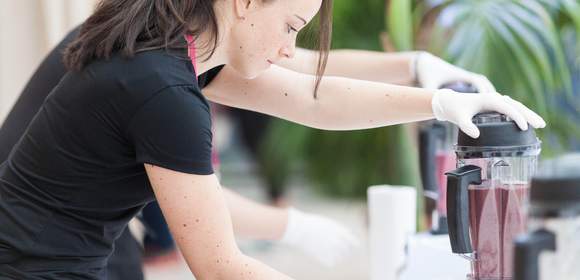 Zubereitung der Smoothies in einem Mixer