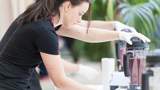Zubereitung der Smoothies in einem Mixer