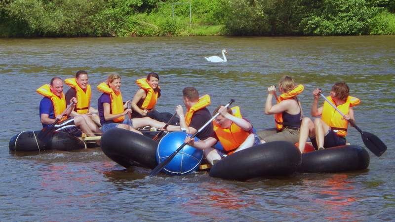 Teams treffen sich auf dem Wasser mit den Flößen