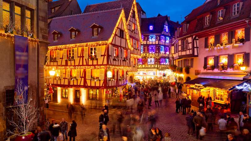 Straßburg in der Weihnachtszeit Leuchtendes Straßburg im Winter