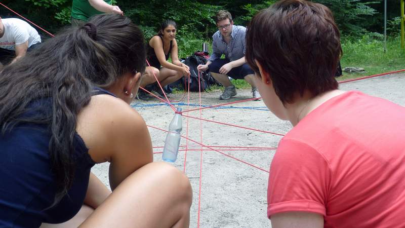 Zwei Teilnehmerinnen ziehen an Schnüren beim Teamevent Dream-Team