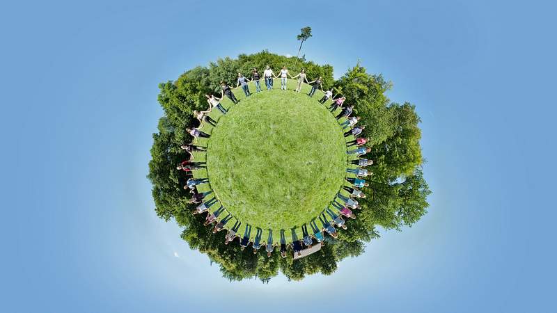 Foto Weltkugelaufnahme der Gruppe der Geocaching-WM