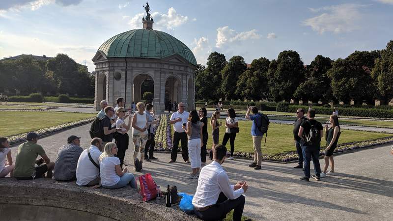Weinprobe am Dianatempel im Hofgarten Kulturelle WeinWanderung in München