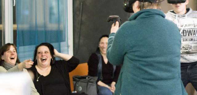 Kollegen haben Spaß mit Virtual Reality