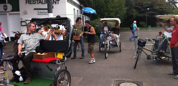 Fahrrad-Rikschas beim Kölschen Picknick im Rheinpark