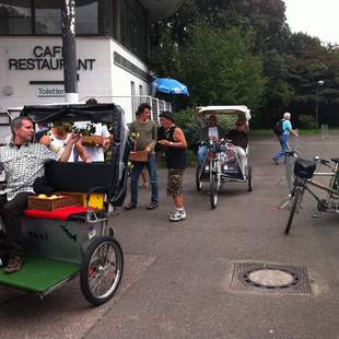 Fahrrad-Rikschas beim Kölschen Picknick im Rheinpark