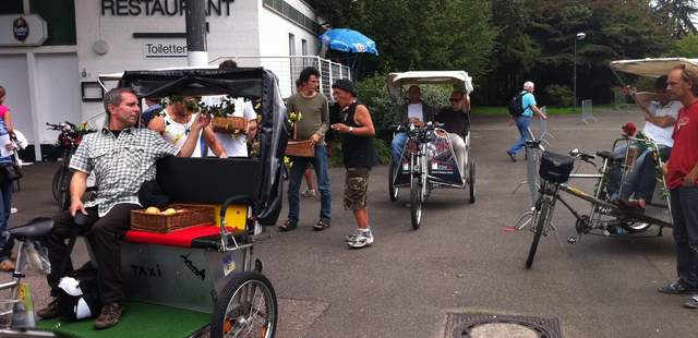 Fahrrad-Rikschas beim Kölschen Picknick im Rheinpark