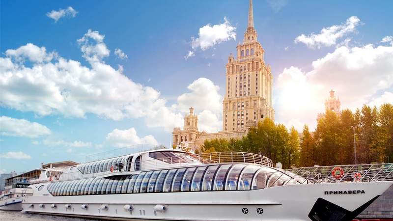 Weiße Ausflugs-Yacht im Wasser bei Tag in Moskau