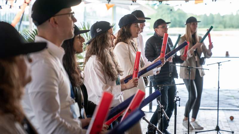 Wir machen euer Team zur Band Teilnehmende an Percussion-Instrumenten
