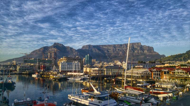 Die Waterfront und der Tafelberg in der Abenddämmerung