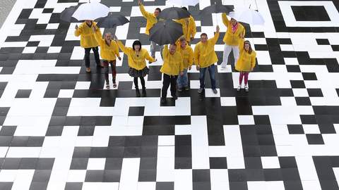 Der Riesen QR-Code der Firma TEAMFABRIK events mit den Mitarbeiterinnen..