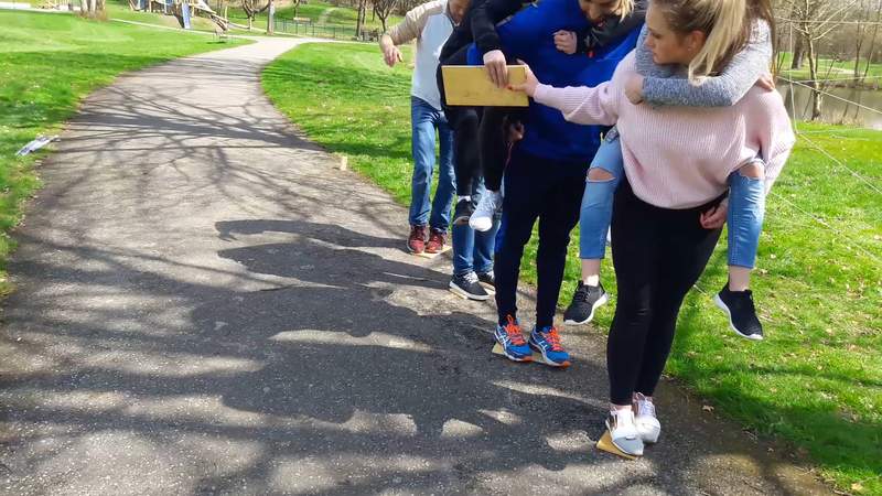 Mehrere Personen spielen "Flußüberquerung - Säuresee"