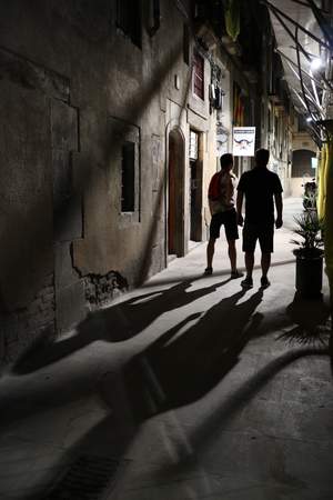 Abendliche Gasse in der Altstadt von Barcelona