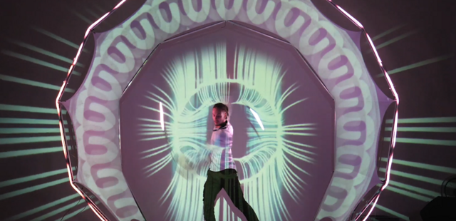 Videomapping Tanzsolo Flow-Art Künstler