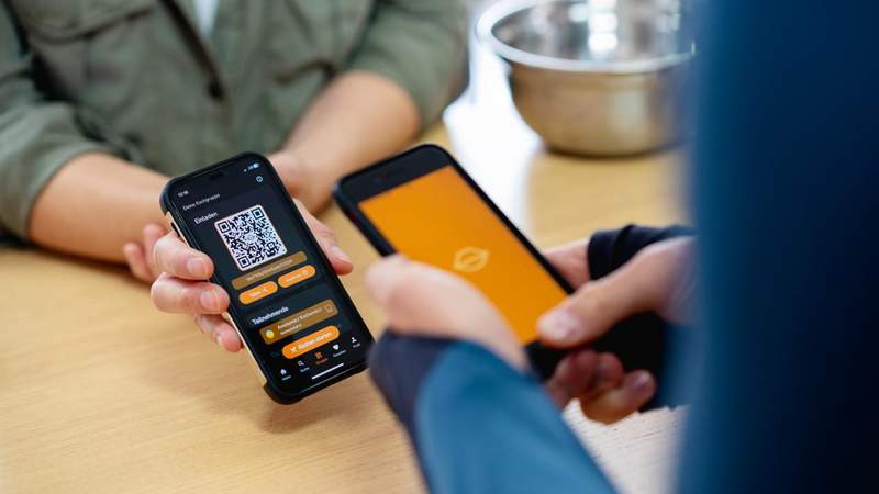 Teilnehmer verbinden sich per QR-Code mit der Mundet-App beim gemeinsamen Kochworkshop