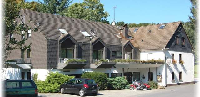 Hausansicht Seite Planwagen – Wandern – Kegeln