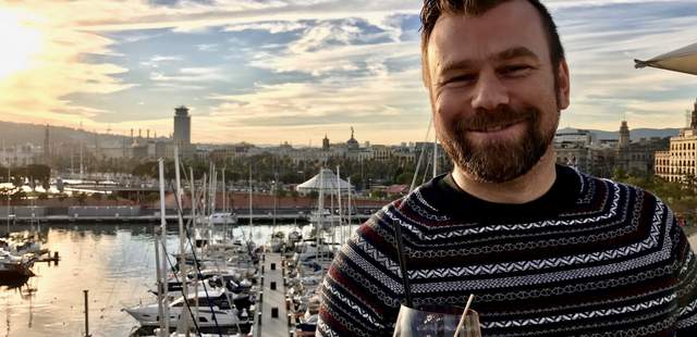 Der Reiseführer trinkt ein Glas Sangria auf einer Dachterrasse.