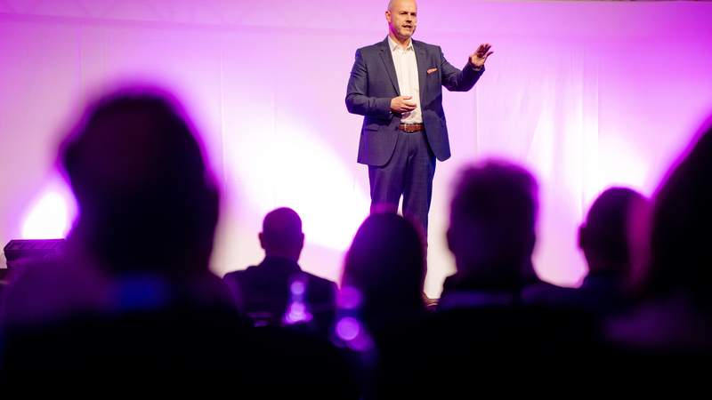 derLÖSER hält seine Keynote zum Thema Vertrieb auf der Bühne