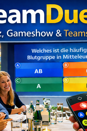 5 Personen sitzen am Tisch und ein Mann hält eine Fernbedienung ins Bild. Im Hintergrund ist eine Leinwand zu sehen. Sie spielen das Quiz TeamDuell.