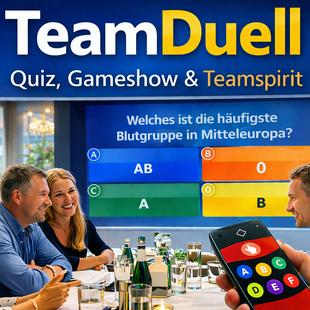 5 Personen sitzen am Tisch und ein Mann hält eine Fernbedienung ins Bild. Im Hintergrund ist eine Leinwand zu sehen. Sie spielen das Quiz TeamDuell.
