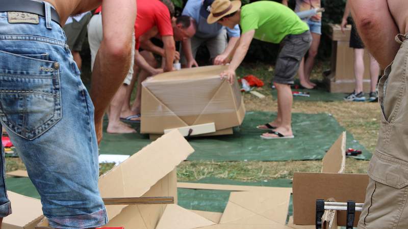 Sommerfest Pappboot Event bauen